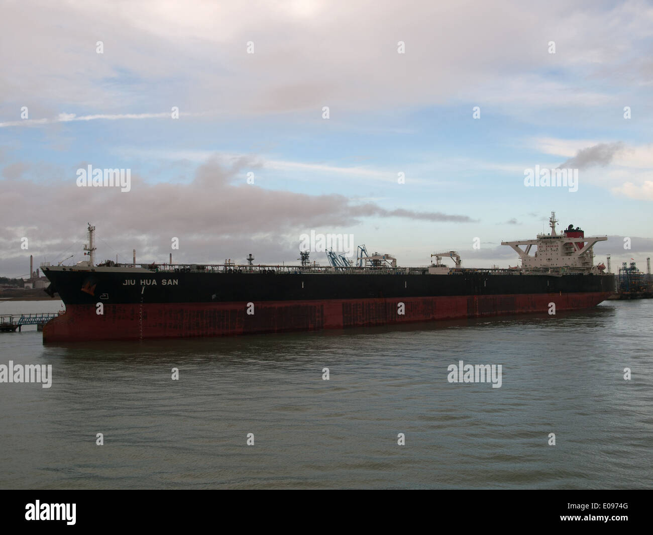 Tanker Jiu Hua San festgemacht an der Fawley Öl-Raffinerie terminal Southampton Hampshire England UK Stockfoto