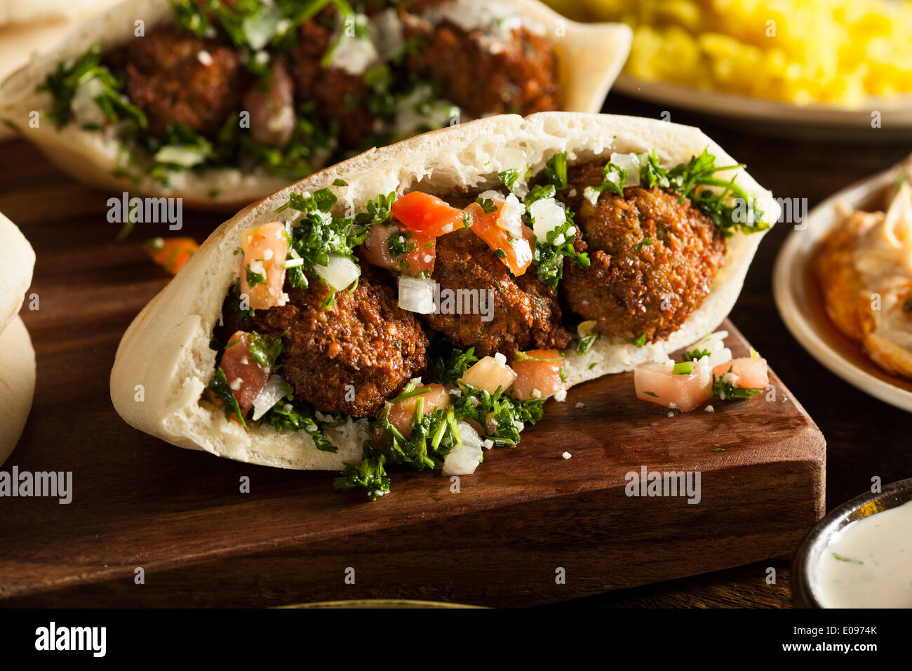 Gesunde vegetarische Falafel Pita mit Reis und Salat Stockfoto