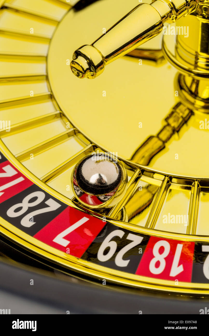 Glücksspiel im Casino Roulette. Die Roulette-Räder sind Spinnen, Gluecksspiel Roulette Im Kasino. Sterben Sie Kugel Rollt. Stockfoto