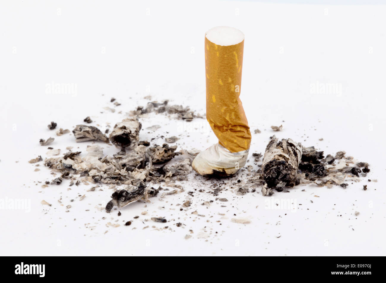 Rauchen zu stoppen. Ausgedaempfte Zigarette auf weißem Hintergrund, Rauchen Aufhoeren. Ausgedaempfte Zigarette Auf Weissem Hintergrund Stockfoto