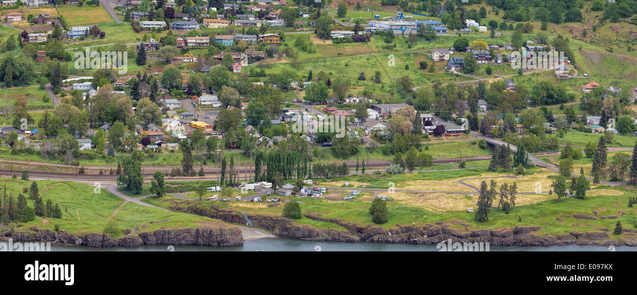 Stadt von Lyle Washington entlang der Columbia River Gorge Panorama Stockfoto