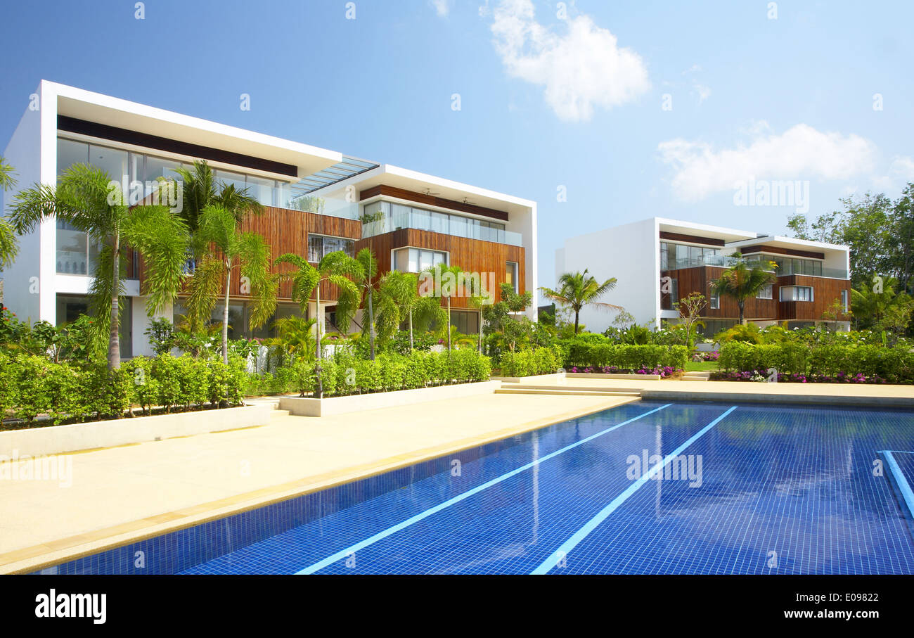 Blick auf schöne moderne Villa in tropischer Umgebung Stockfoto