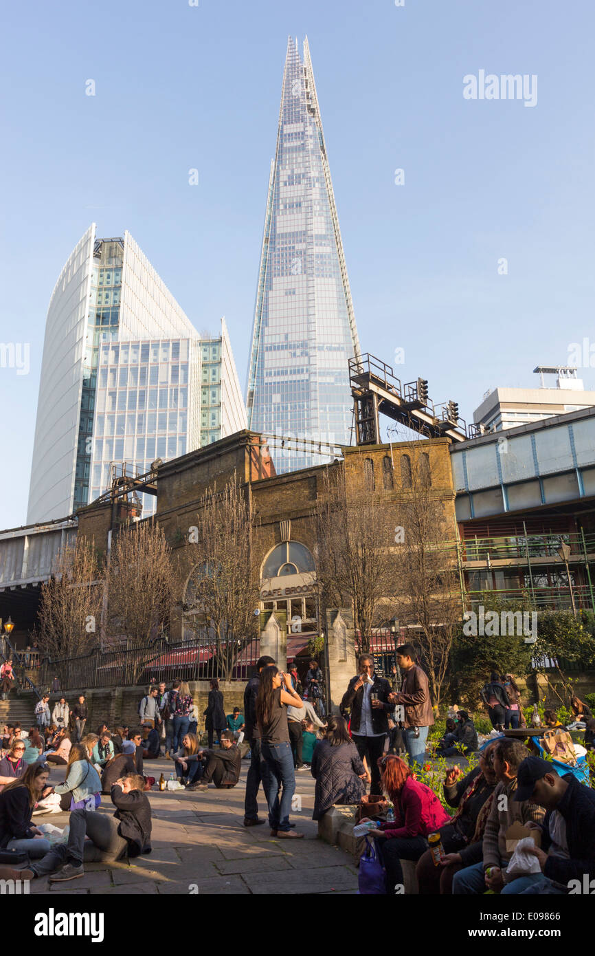Shard Wolkenkratzer aus Southwark Cathedral - London Stockfoto