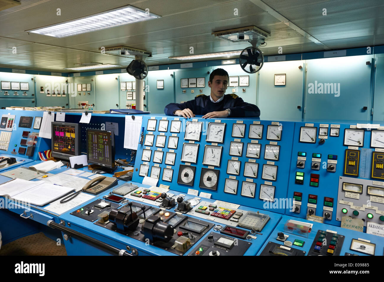 Erster Offizier Offizier und Kontrollraum an Bord der russischen Forschung Schiff Akademik ...
