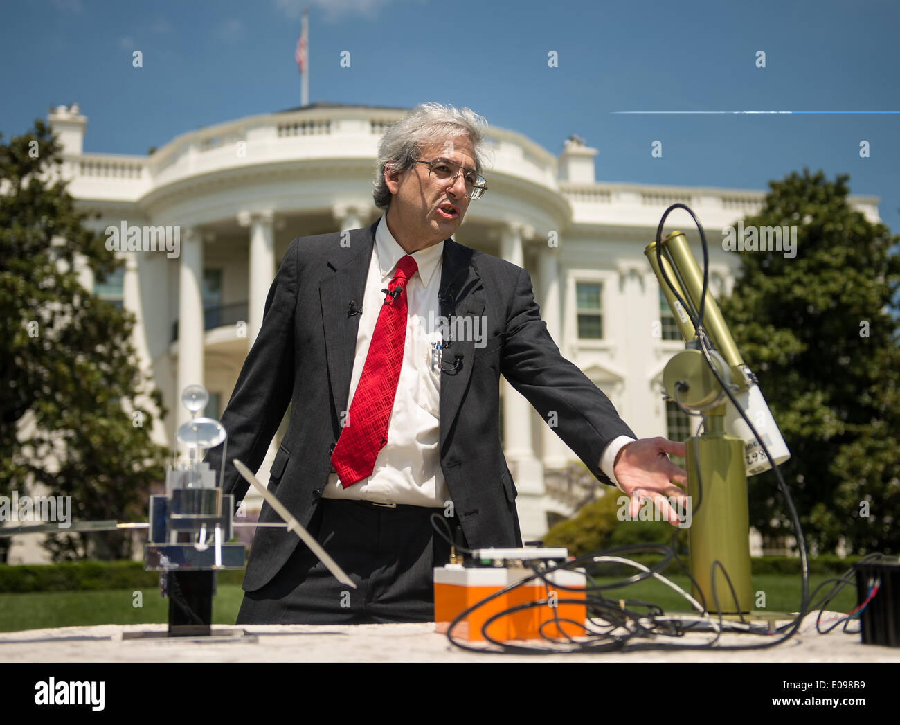 NASA Earth Science Division Director Michael Freilich zeigt Meteorologen eine AERONET-Sonne-Photometer und ein Modell des globalen Niederschläge Messung Kern Observatoriums nach der Veröffentlichung der dritten US National Climate Assessment auf dem South Lawn des weißen Hauses 6. Mai 2014 in Washington, DC. Im Bericht wird festgestellt, dass die Auswirkungen des anthropogenen Klimawandels sind zu spüren, in jeder Ecke der Vereinigten Staaten und ist hier zu bleiben. Stockfoto