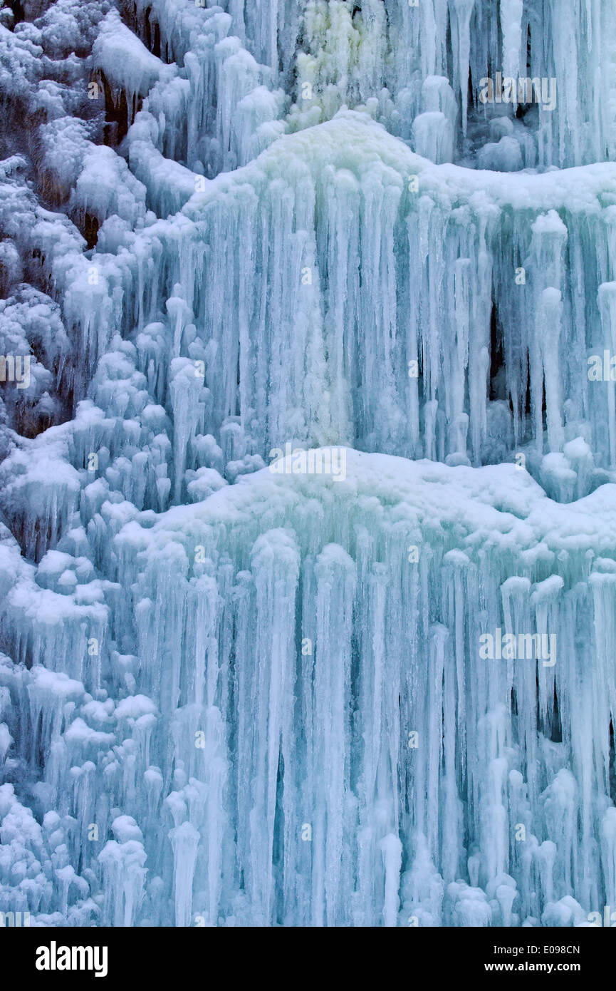 Ein Wasserfall gefroren von der Kälte. Wasserfall vereist im Winter., Ein von der Kaelte Gefrorener Wasserfall. Vereister Wasserfall ich Stockfoto