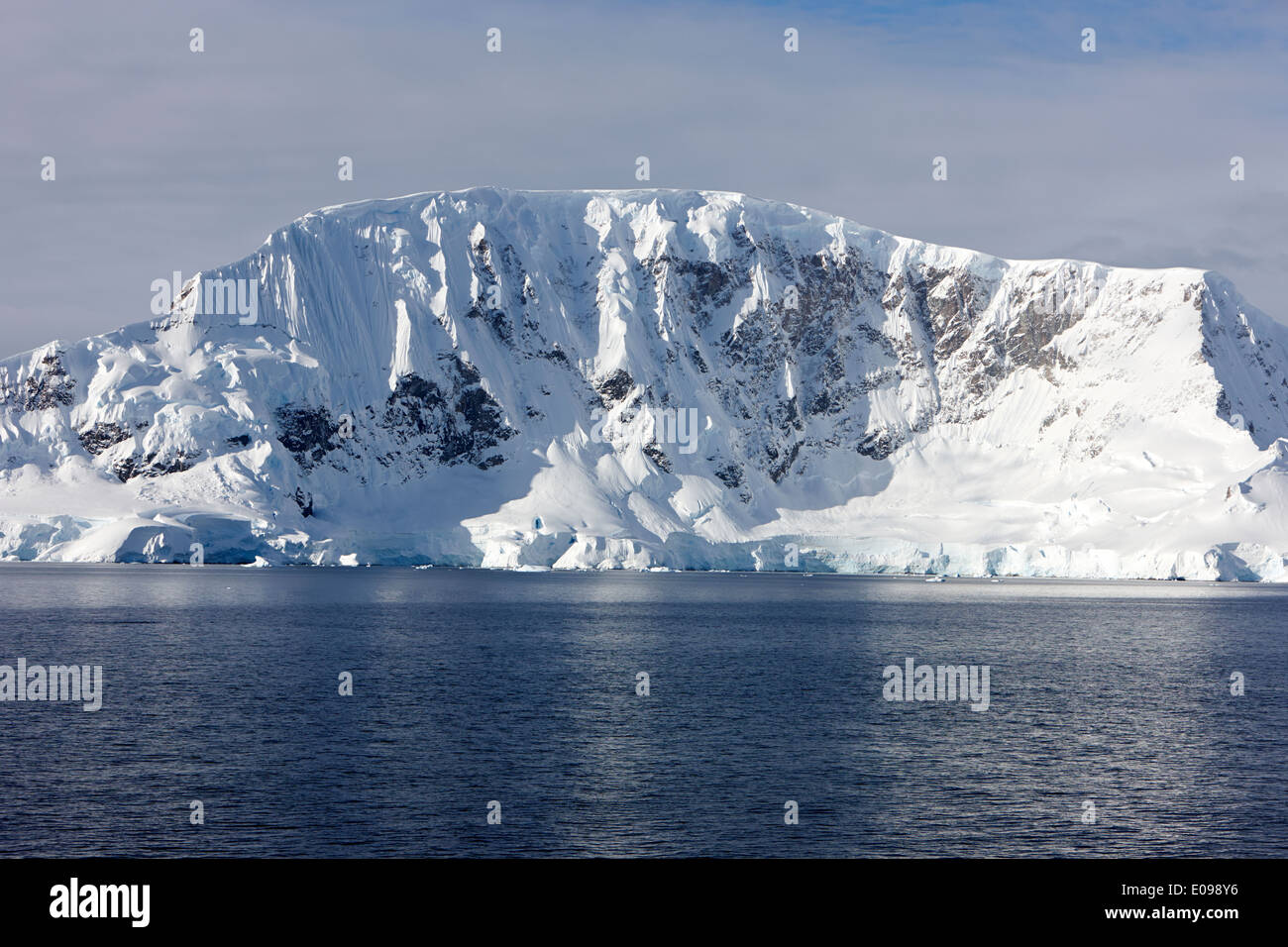 schneebedeckten Klippen von Nansen Insel Wilhelmina Bay Antarctica Stockfoto