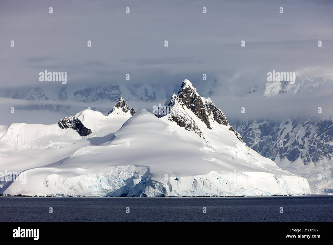 scharfe, Berge und Schnee Kappen auf Arctowski Halbinsel Wilhelmina Bay Antarctica Stockfoto