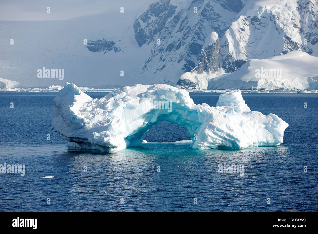 gewölbte Eisberg in der Wilhelmina Bay Antarktis Stockfoto