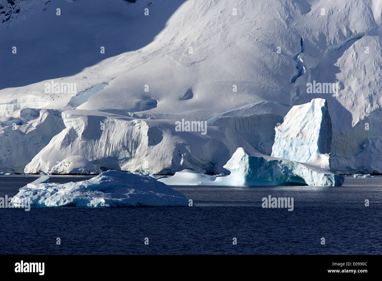 Eisberge und Schnee Kappe Wilhelmina Bay Antarctica Stockfoto