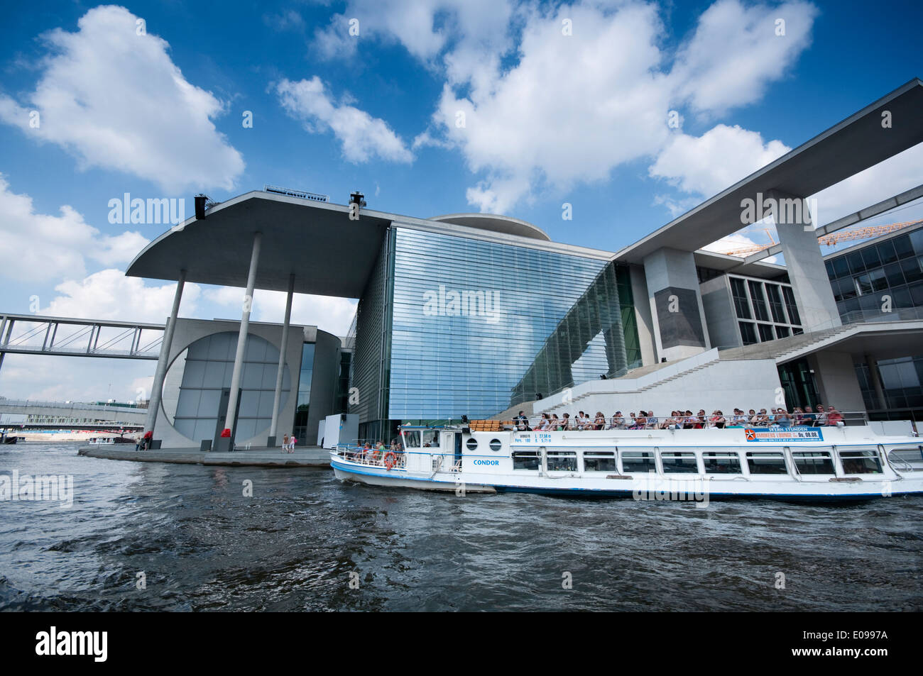 Deutschland, Berlin, Band des Bundes Ministerien Komplex liegt an der Spree Stockfoto