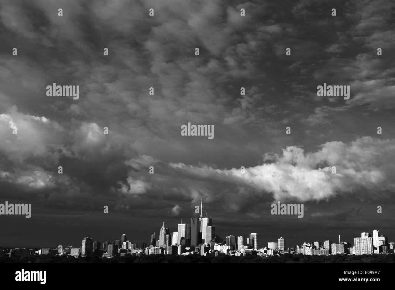 Toronto Skyline mit stürmischen Himmel, schwarz / weiß Stockfoto