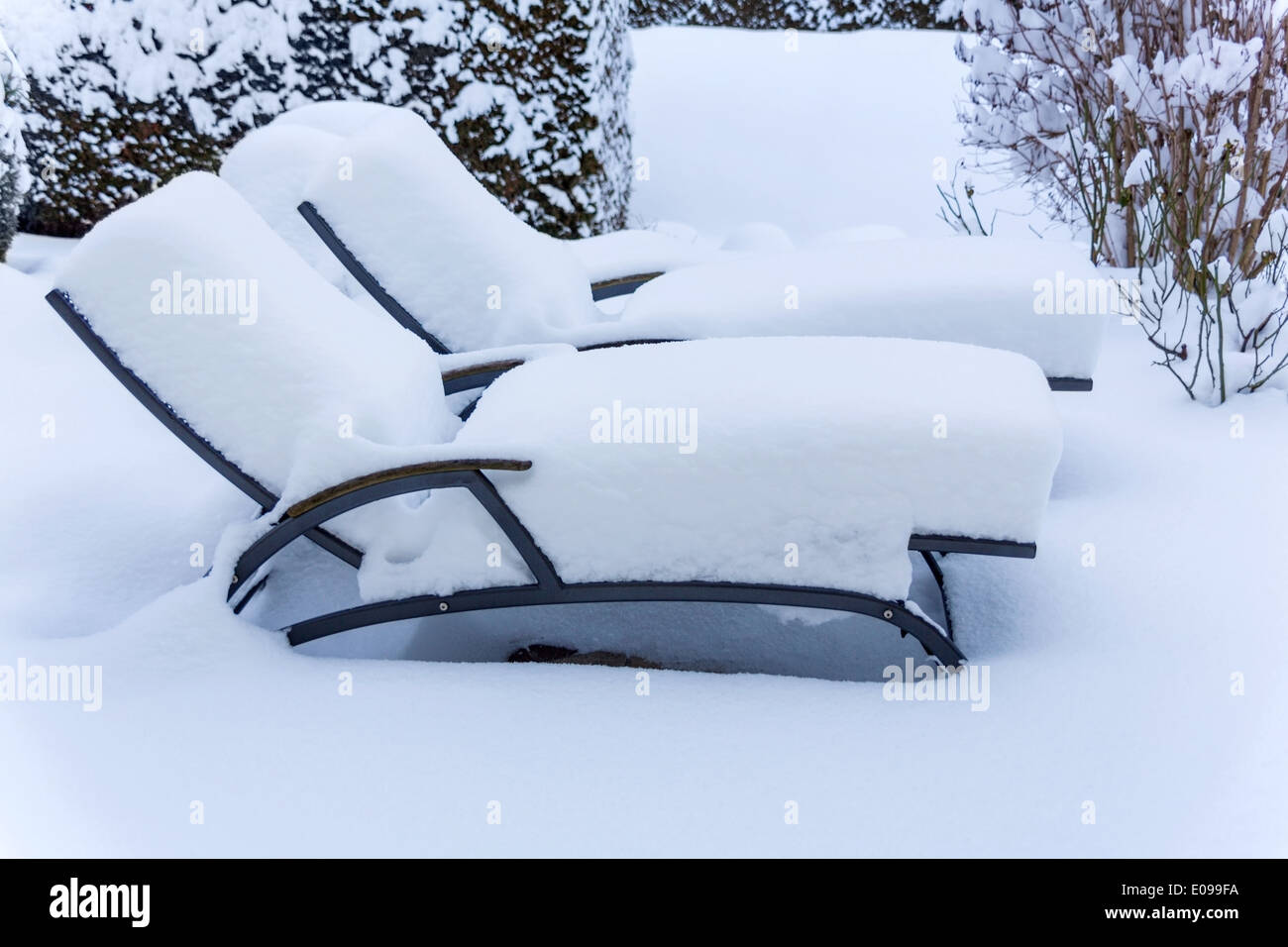 Verschneiten Garten Möbelstücke, symbolische Foto für Gastronomie und Hotellerie im Winter geringe Auslastung, Schneeb Stockfoto