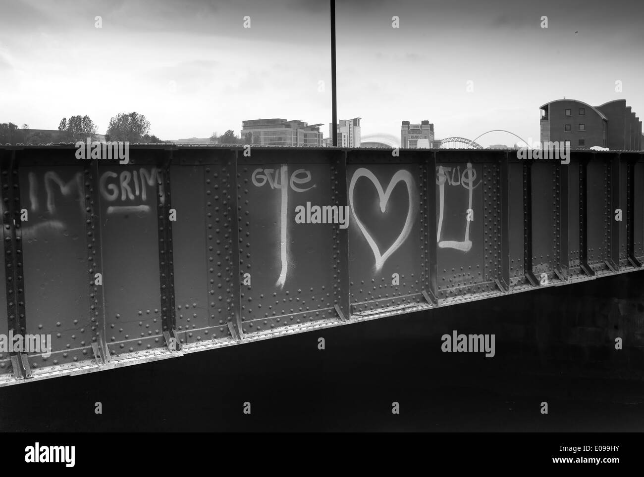 Graffiti-Herz auf Brücke über Ouseburn, Newcastle Upon Tyne Stockfoto