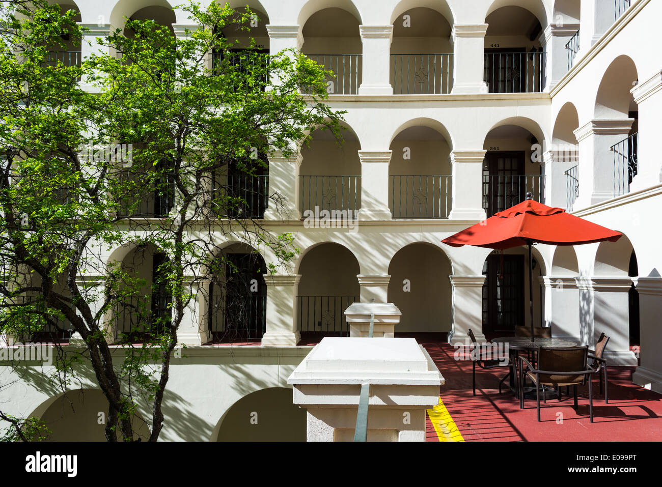 Eine ruhige Ecke entlang gewölbte Kolonnade. Stockfoto