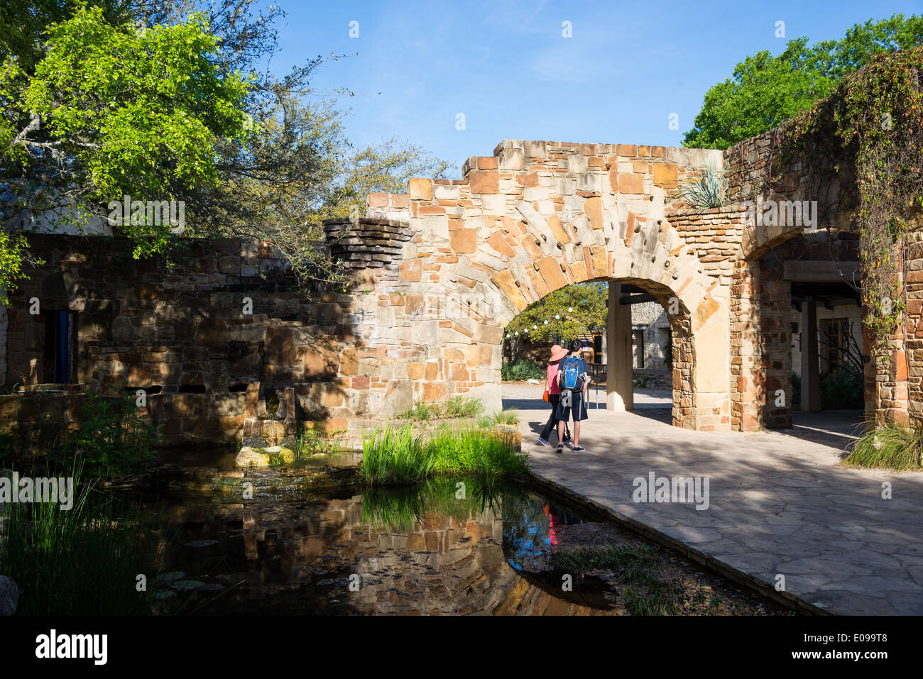 Eingang durch eine Steinmauer an der Lady Bird Johnson Wildflower Center. Austin, Texas, USA. Stockfoto