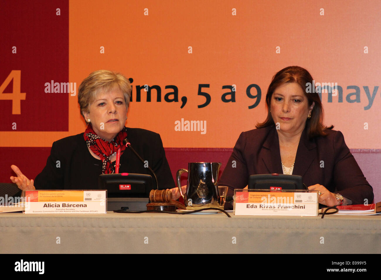 (140507)--LIMA, 7. Mai 2014 (Xinhua)--Alicia Barcena(L), Exekutivsekretär der Wirtschaftskommission für Lateinamerika und die Karibik (CEPAL, für seine Abkürzung in Spanisch), besucht eine Pressekonferenz nach der Einweihung der 25. Tagung der CEPAL mit Außenminister Perus, Eda Rivas (R), im Bezirk San Isidro, Abteilung Lima, Peru, am 6. Mai 2014. Die CEPAL Sitzungen sind Regierungskonferenzen, die darauf abzielen, die wichtigsten Themen für die wirtschaftlichen und sozialen Entwicklung der Länder in der Region diskutieren. Der CEPAL-Sitzungen finden alle zwei Jahre statt. (Xinh Stockfoto