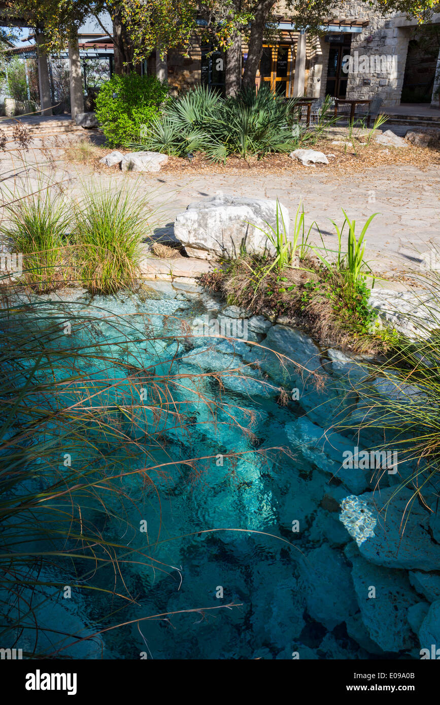 Blaues Wasser aus einer Quelle an der Lady Bird Johnson Wildflower Center. Austin, Texas, USA. Stockfoto