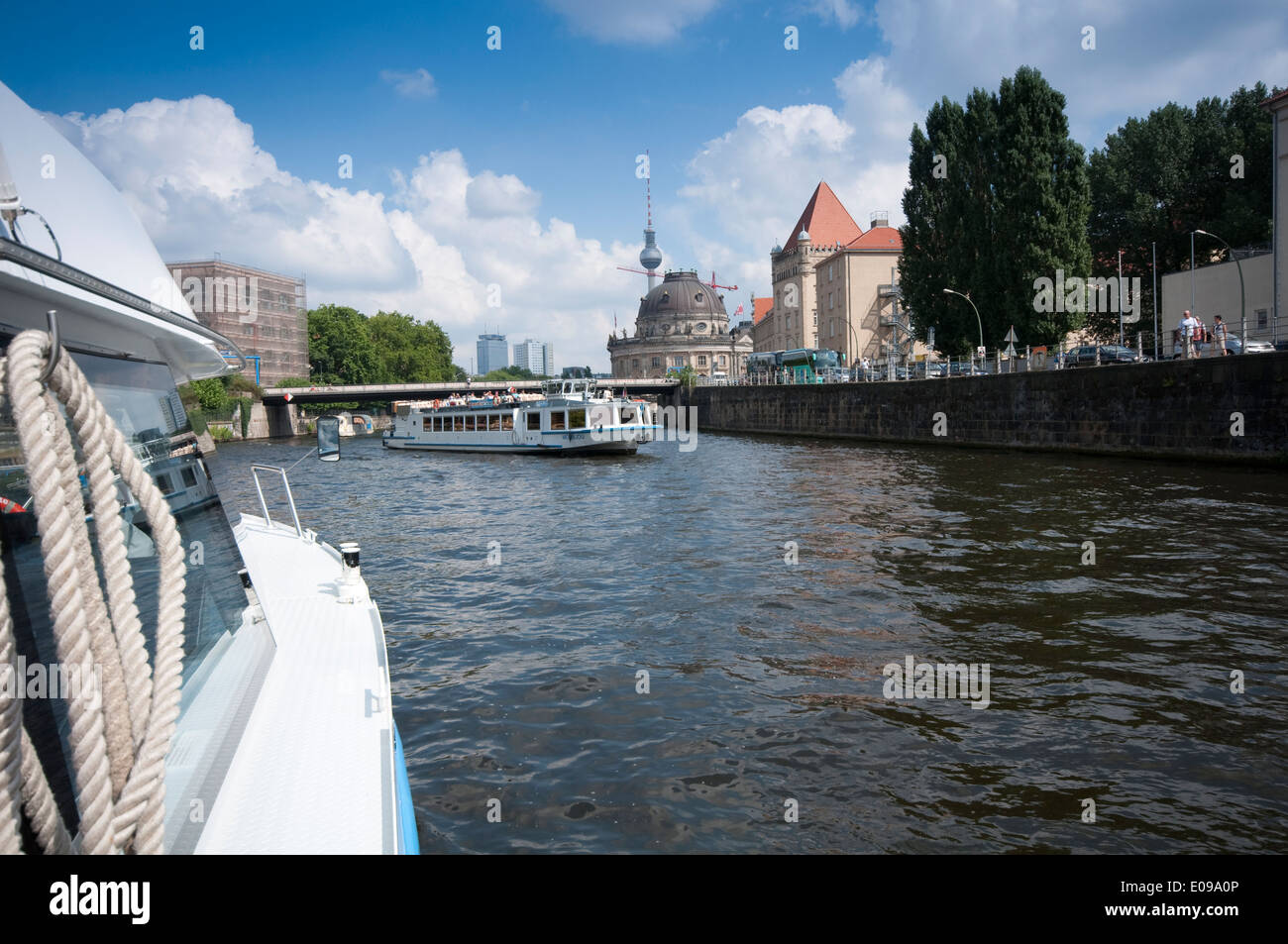 Deutschland, Berlin, Fernsehturm, Schifffahrt auf der Spree entlang Stockfoto