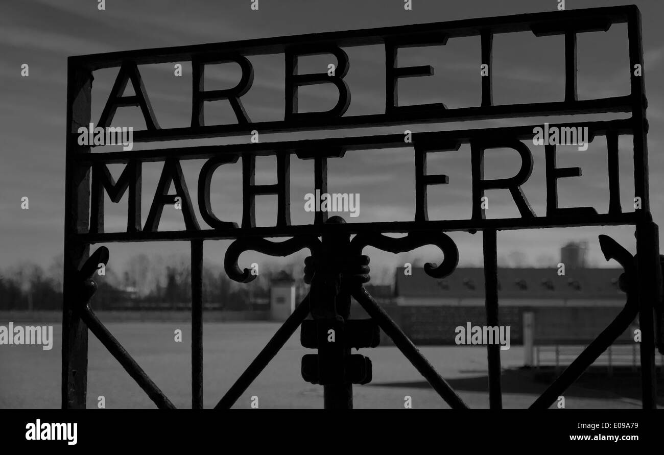 Dachau Willkommen Schild, "Arbeit wird euch befreien". Stockfoto