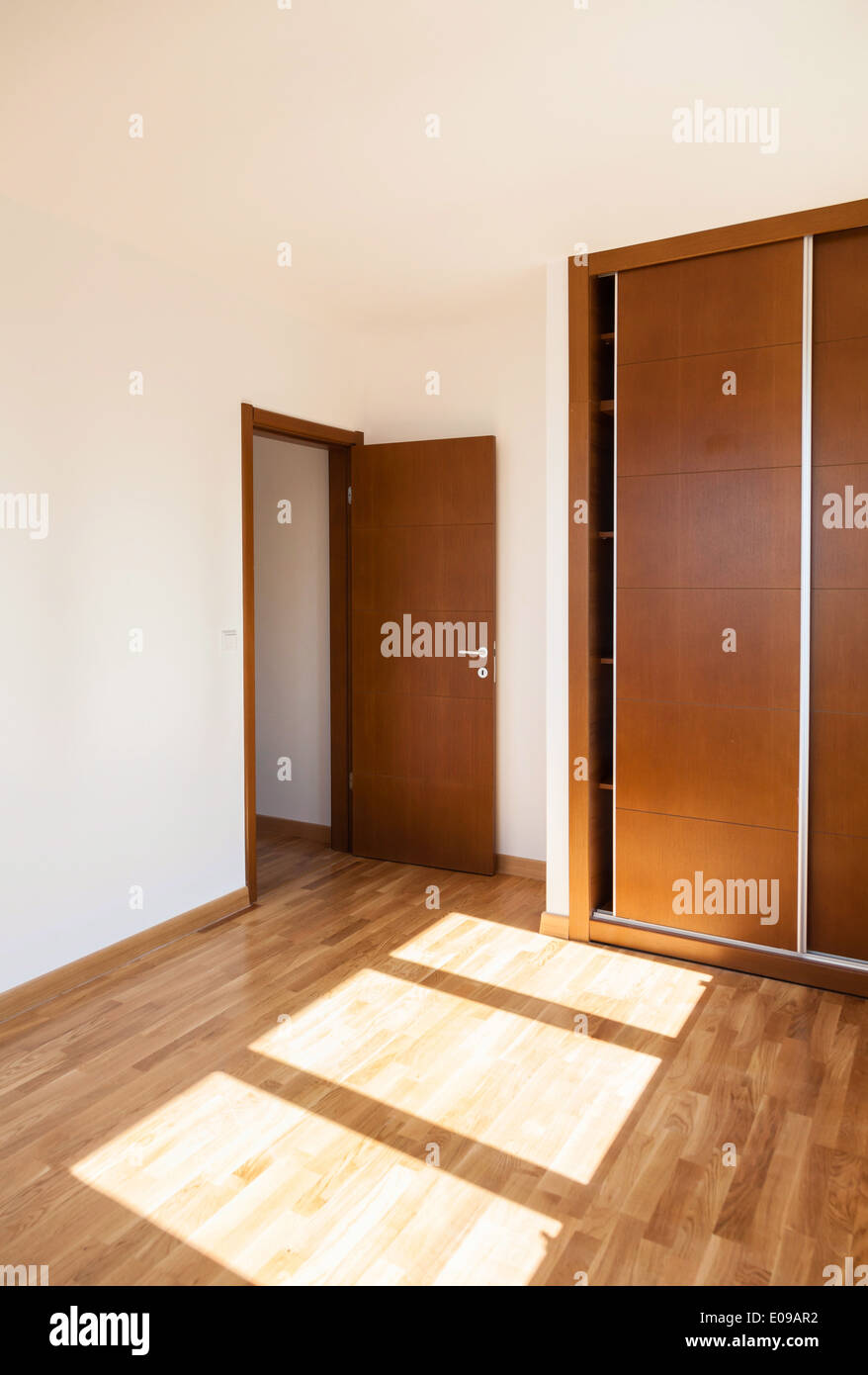 Leeren Raum mit Tür und Garderobe Stockfoto