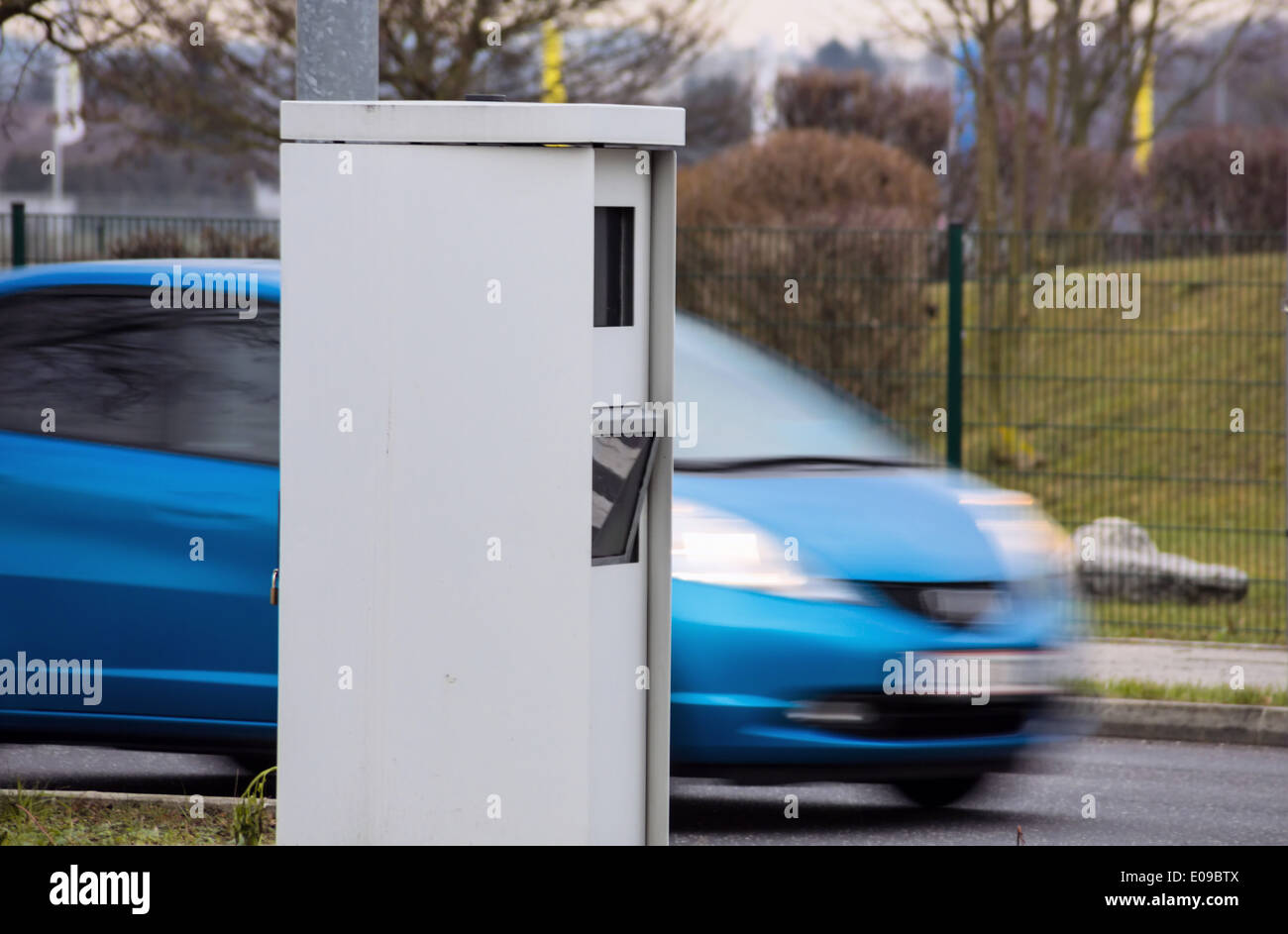 Die Geschwindigkeit eines Autos auf einer Straße wird durch Radar gesteuert. Raderkasten als a Radar Fall., sterben Pendelzuges Eines Autos Auf Einer S Stockfoto