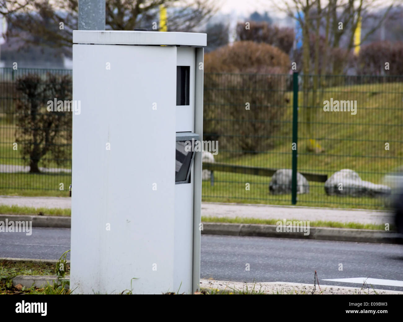Die Geschwindigkeit eines Autos auf einer Straße wird durch Radar gesteuert. Raderkasten als a Radar Fall., sterben Pendelzuges Eines Autos Auf Einer S Stockfoto