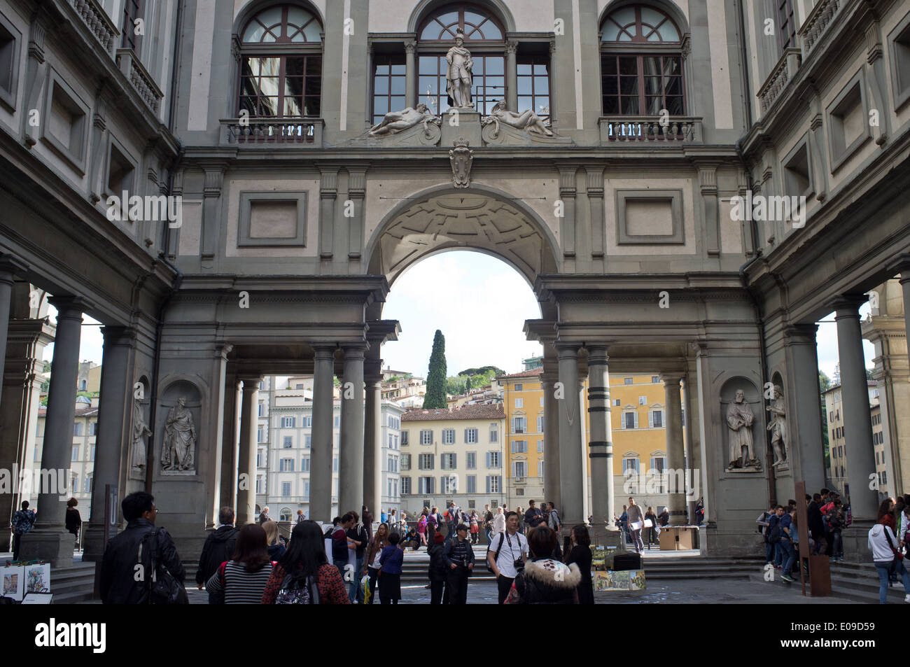 Tausende von Touristen, sowohl ausländische als auch inländische, besuchen Sie das Ufizzi Galerie Museum am 1. Mai Arbeiter Day Wochenende. Stockfoto