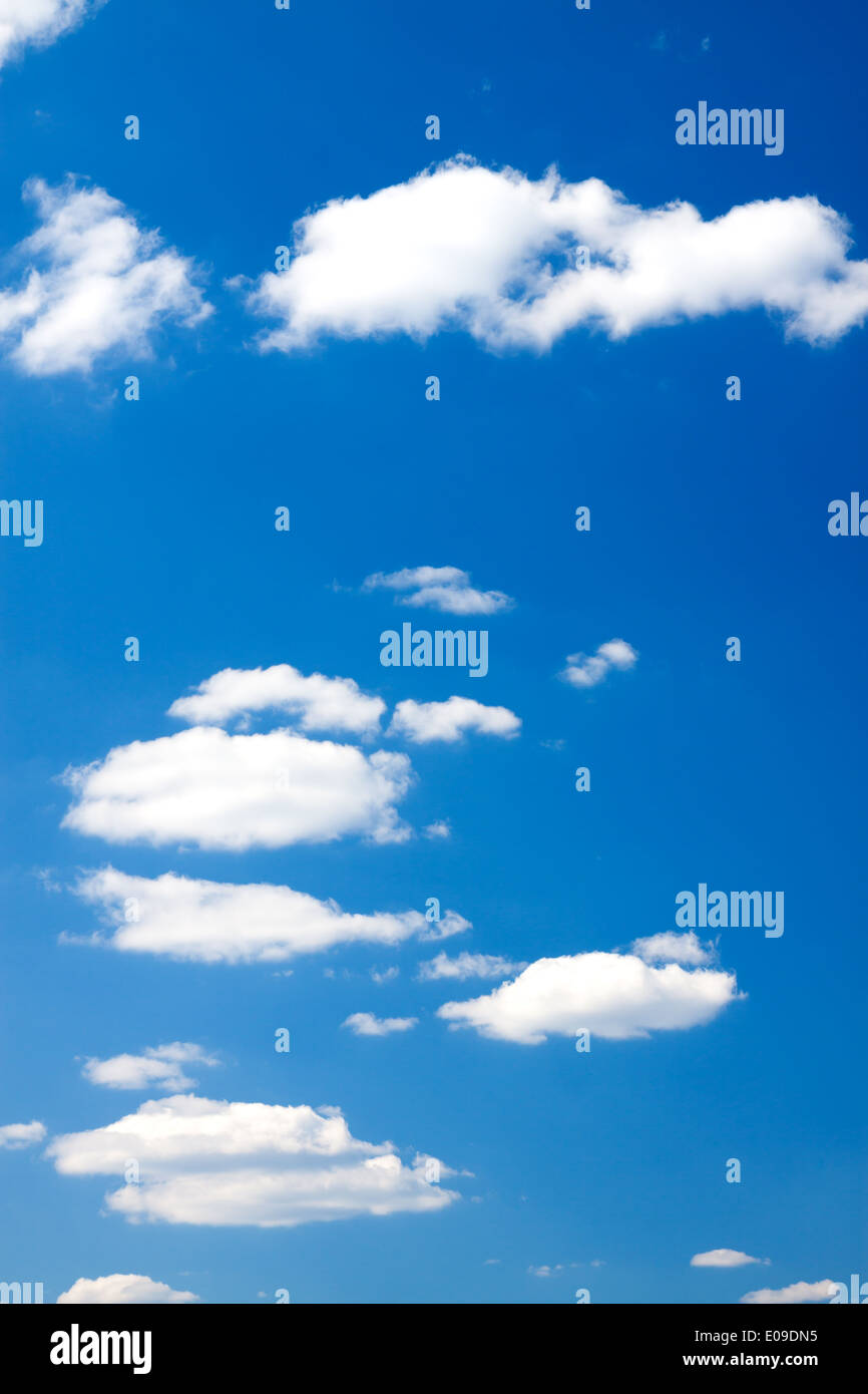 Hintergrund aus dem blauen Himmel mit weißen Wolken Stockfoto