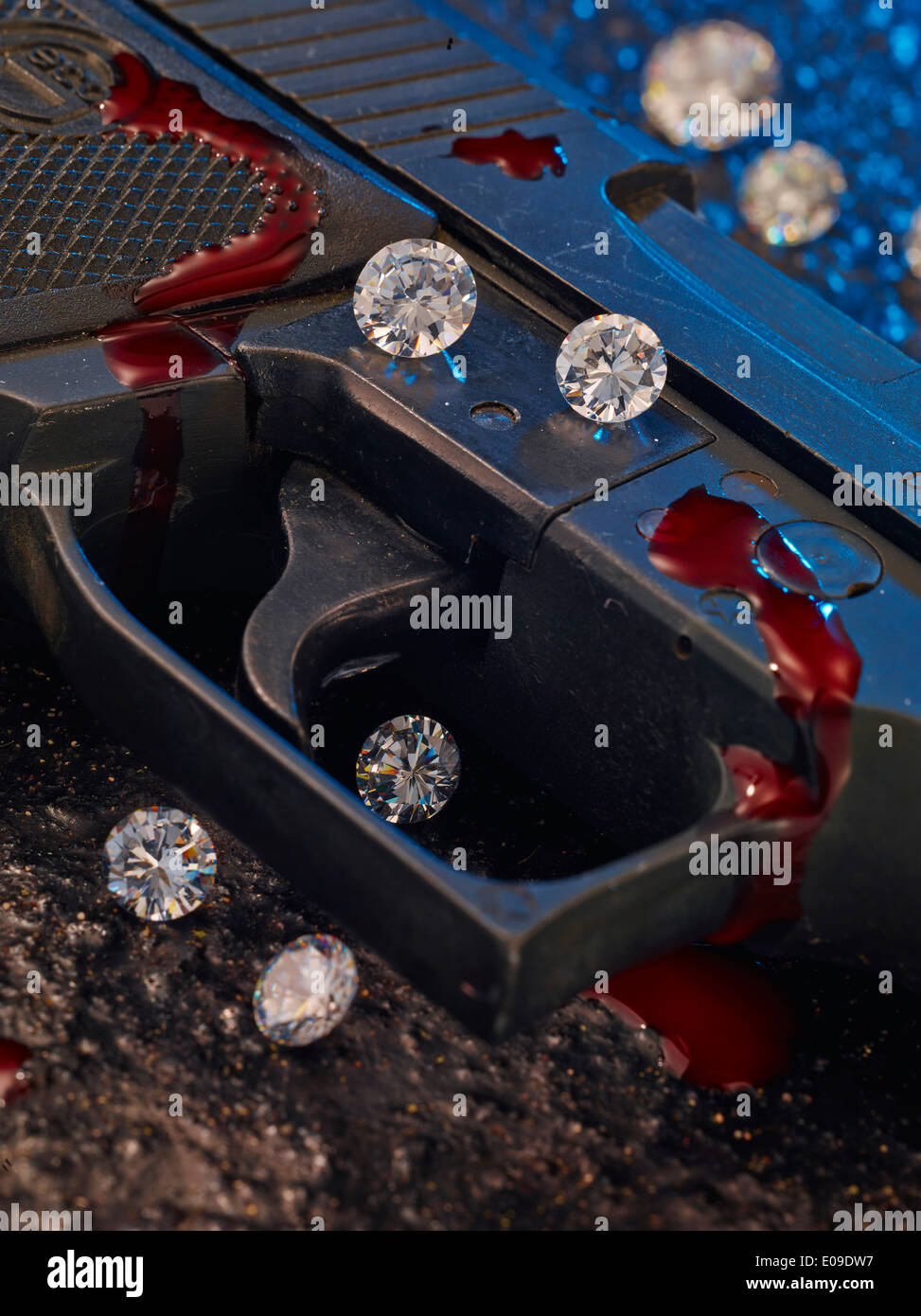 Auslöser der Pistole mit Diamanten und Blut, close-up Stockfoto