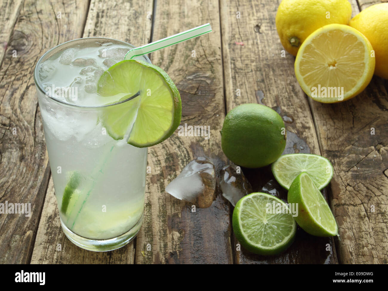 Erfrischenden Drink mit Limette und Eis Stockfoto