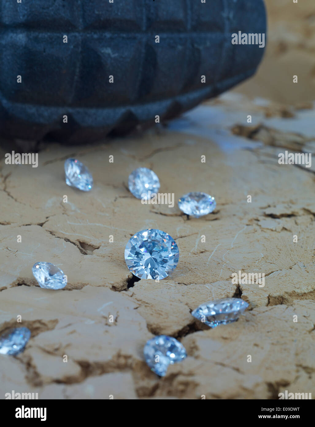 Diamanten auf Boden mit Handgranate im Hintergrund Stockfoto