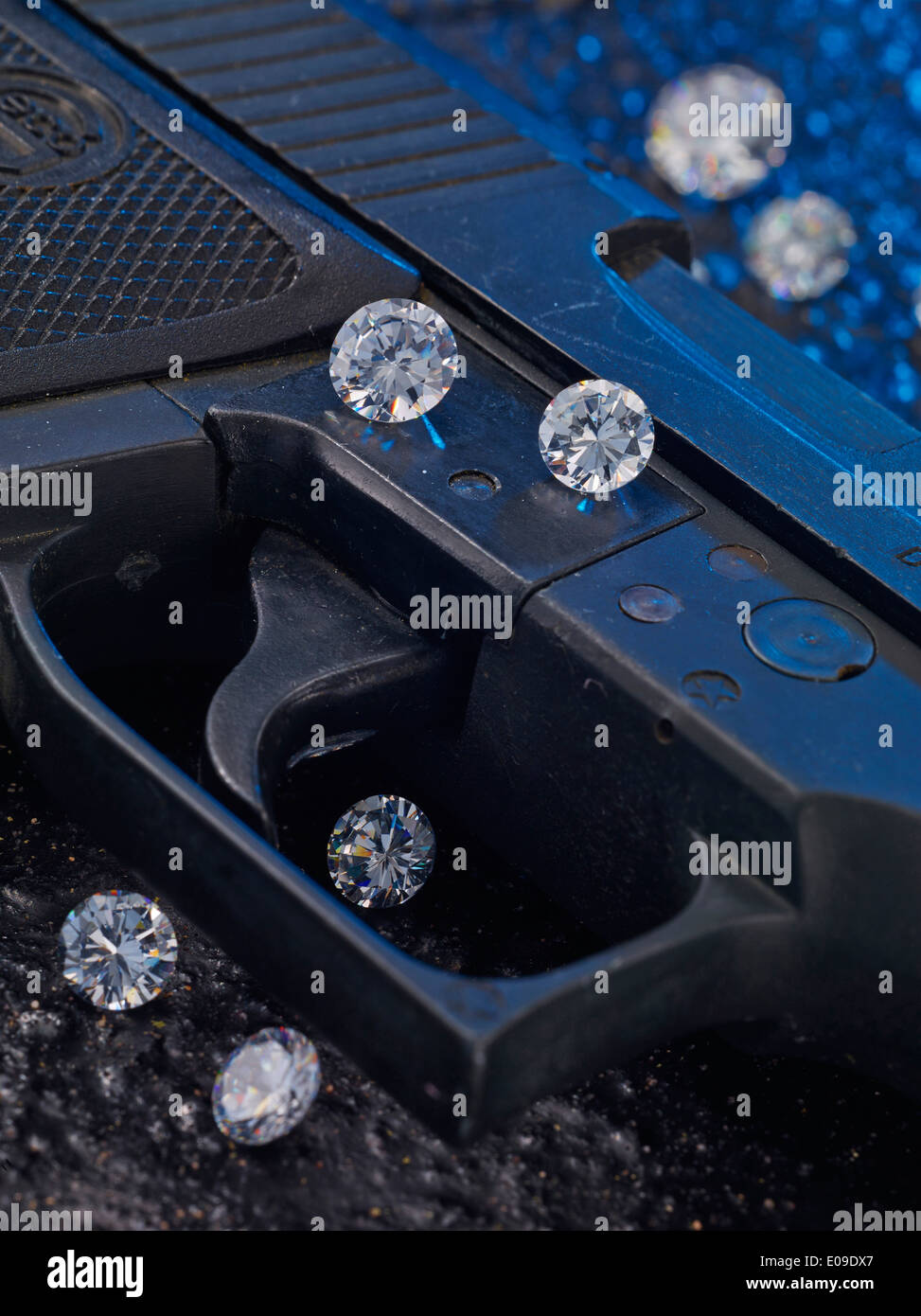 Auslöser der Pistole mit Diamanten, Nahaufnahme Stockfoto