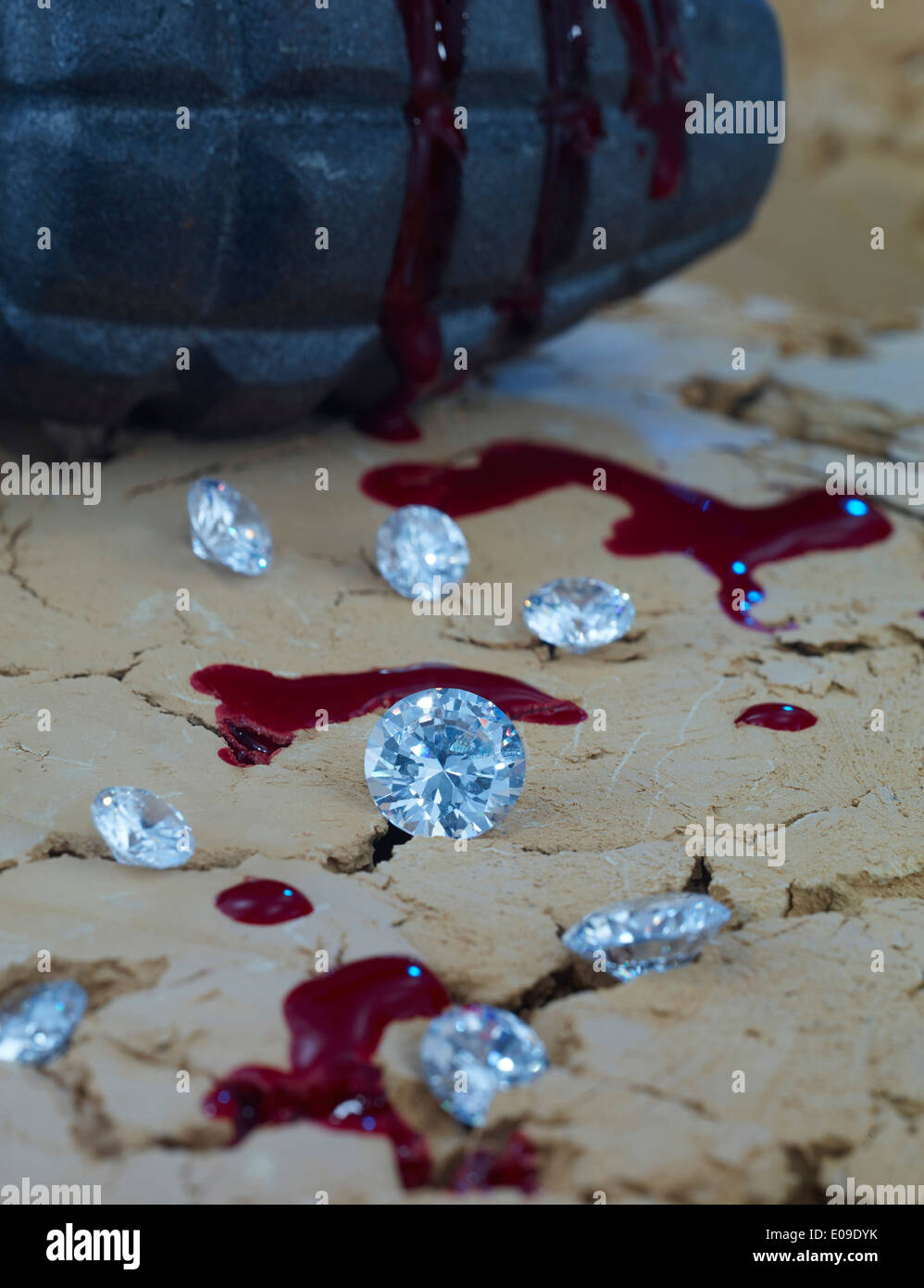 Diamanten und Blut am Boden mit Handgranate im Hintergrund Stockfoto