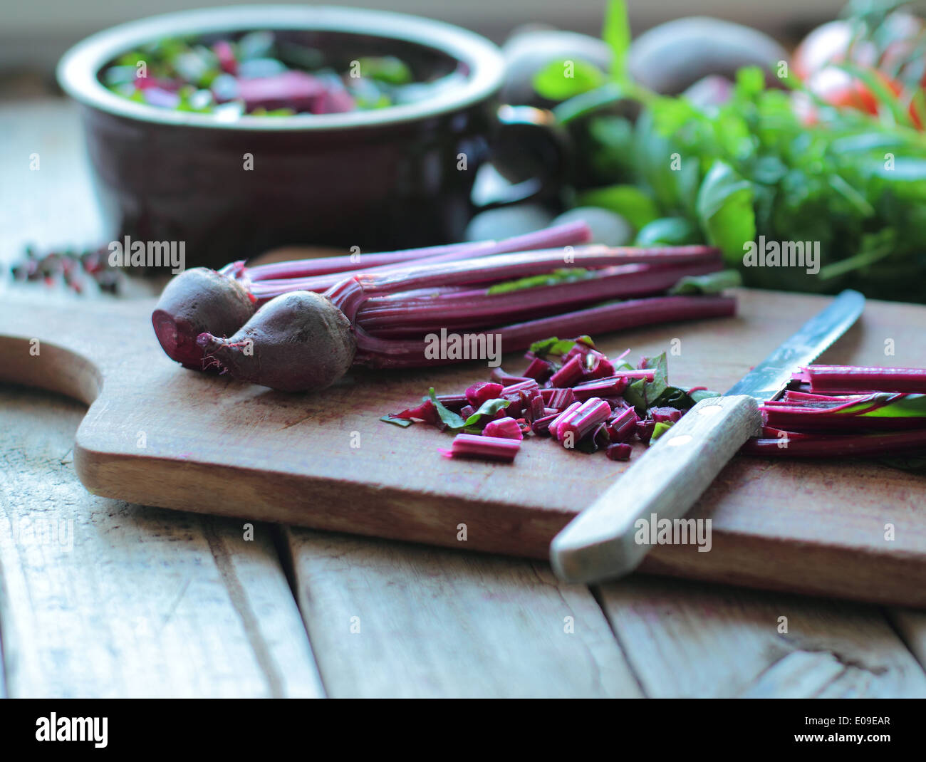 Frische rote Beete schneiden auf dem Brett Küche Stockfoto