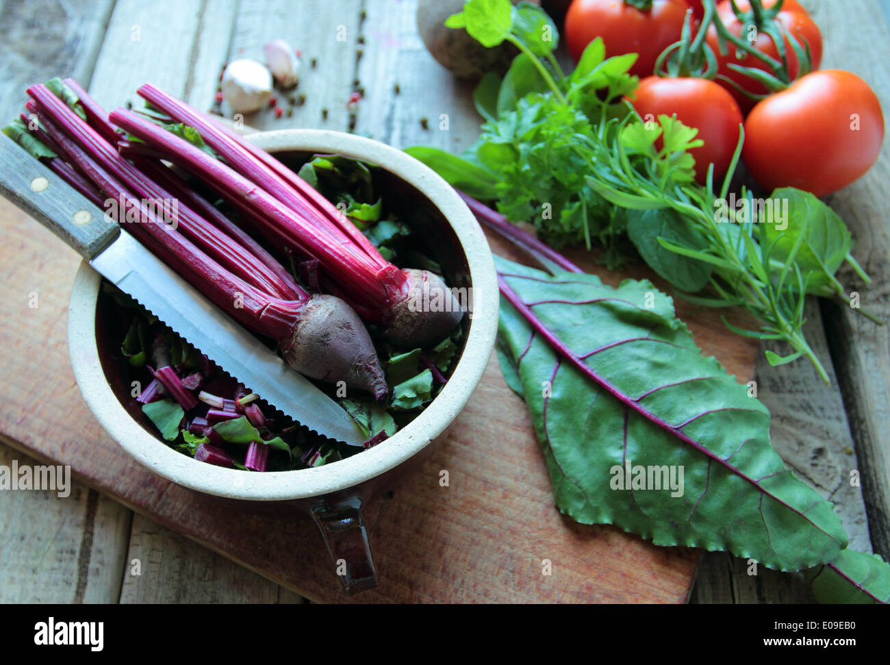 Schale mit frischen roten Rüben und Kräuter Stockfoto