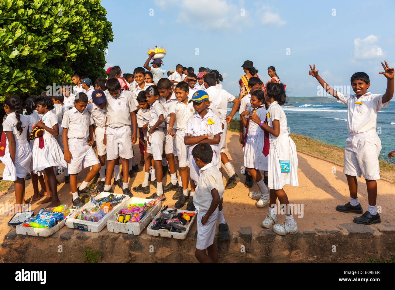 Sri Lanka, Pettigalawatta, Galle, Schülerinnen und Schüler an der Küste Stockfoto