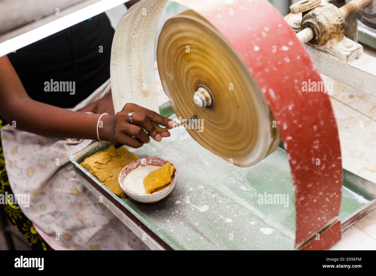 Sri Lanka, Iraniwala, Nindana, Herstellung von Schmuck mit Mondsteinen Stockfoto