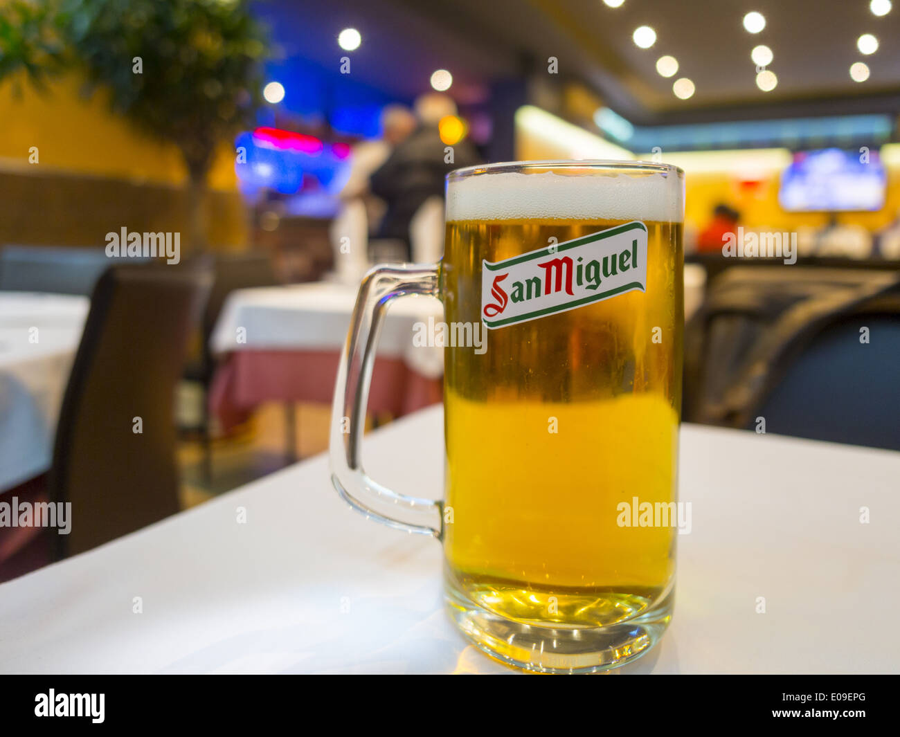 Spanien, Katalonien, Barcelona, San Miguel, volle Bierglas in einem restaurant Stockfoto