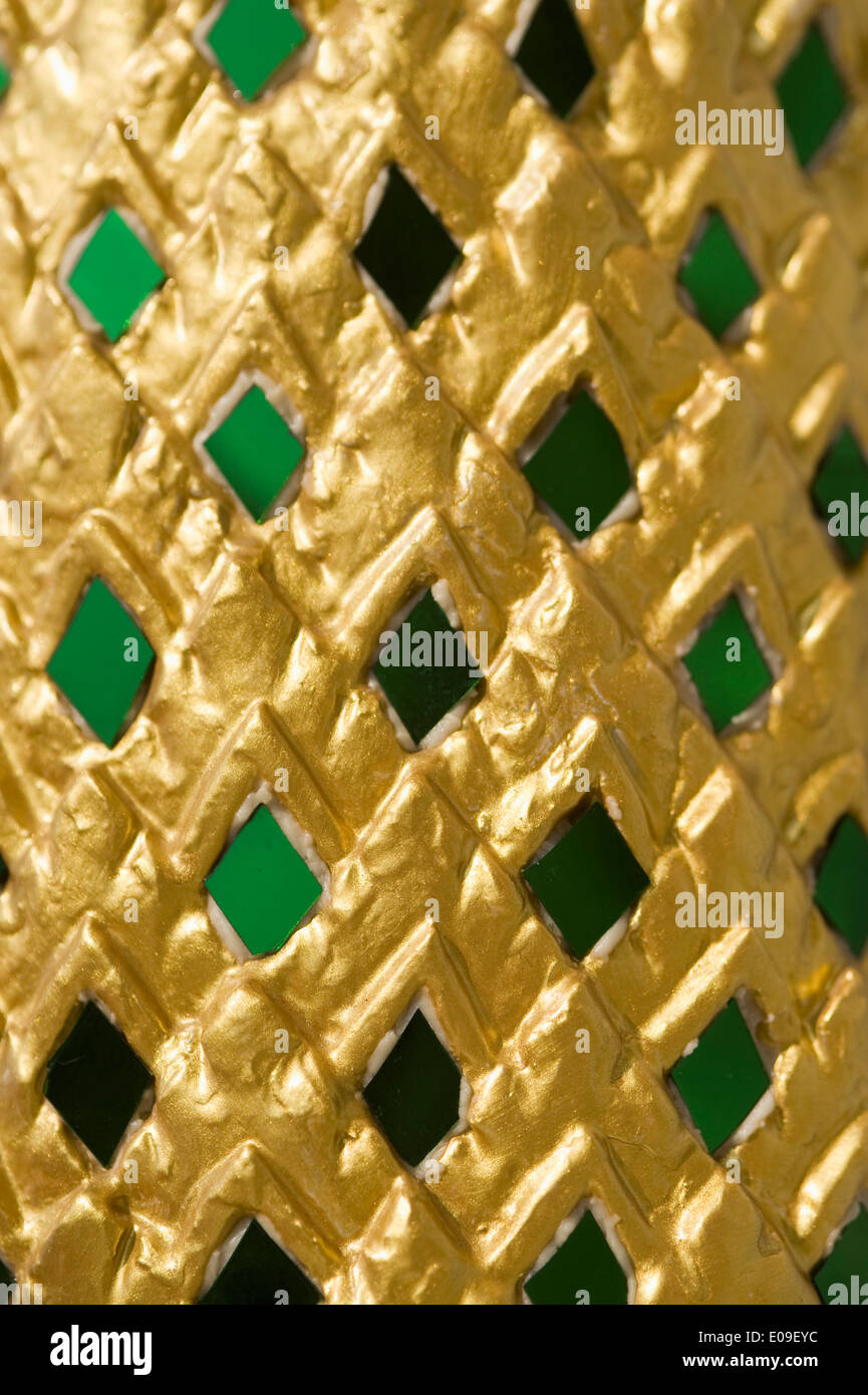 Thailand, Bangkok, grüne Mosaiksteine am goldenen Ornament im Königspalast Wat Phra Kaeo, detail Stockfoto
