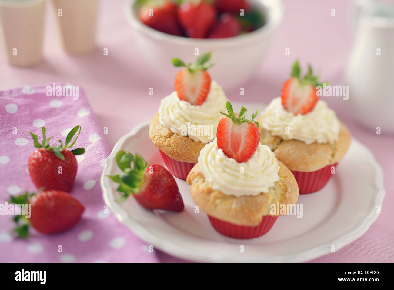 Erdbeer-Muffins mit Mascarpone-Topping auf Platte Stockfoto