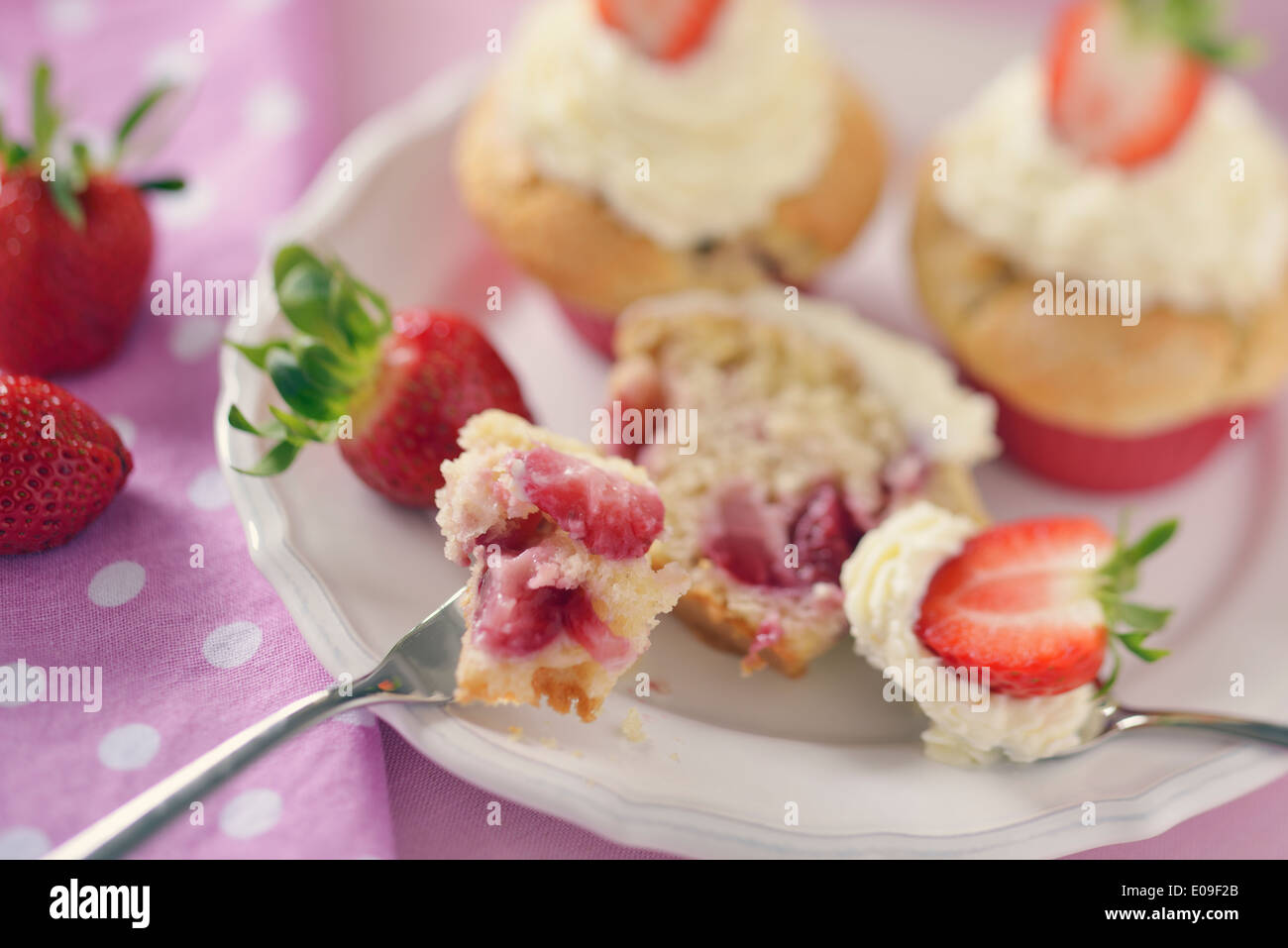 Erdbeer-Muffins mit Mascarpone-Topping auf Platte Stockfoto