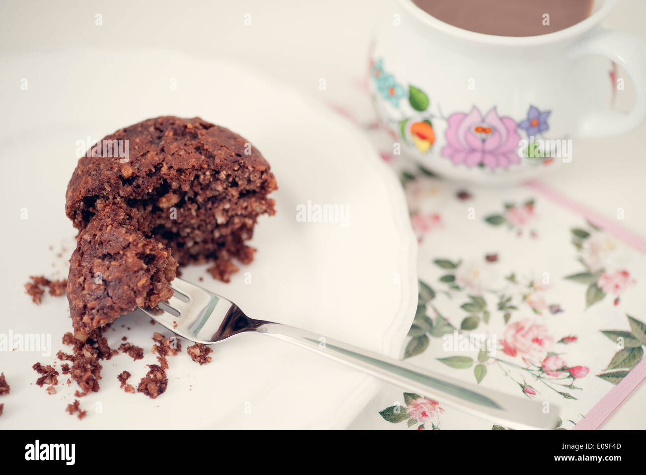 Vegane Muffins mit Schokolade und Nüssen auf Platte Stockfoto