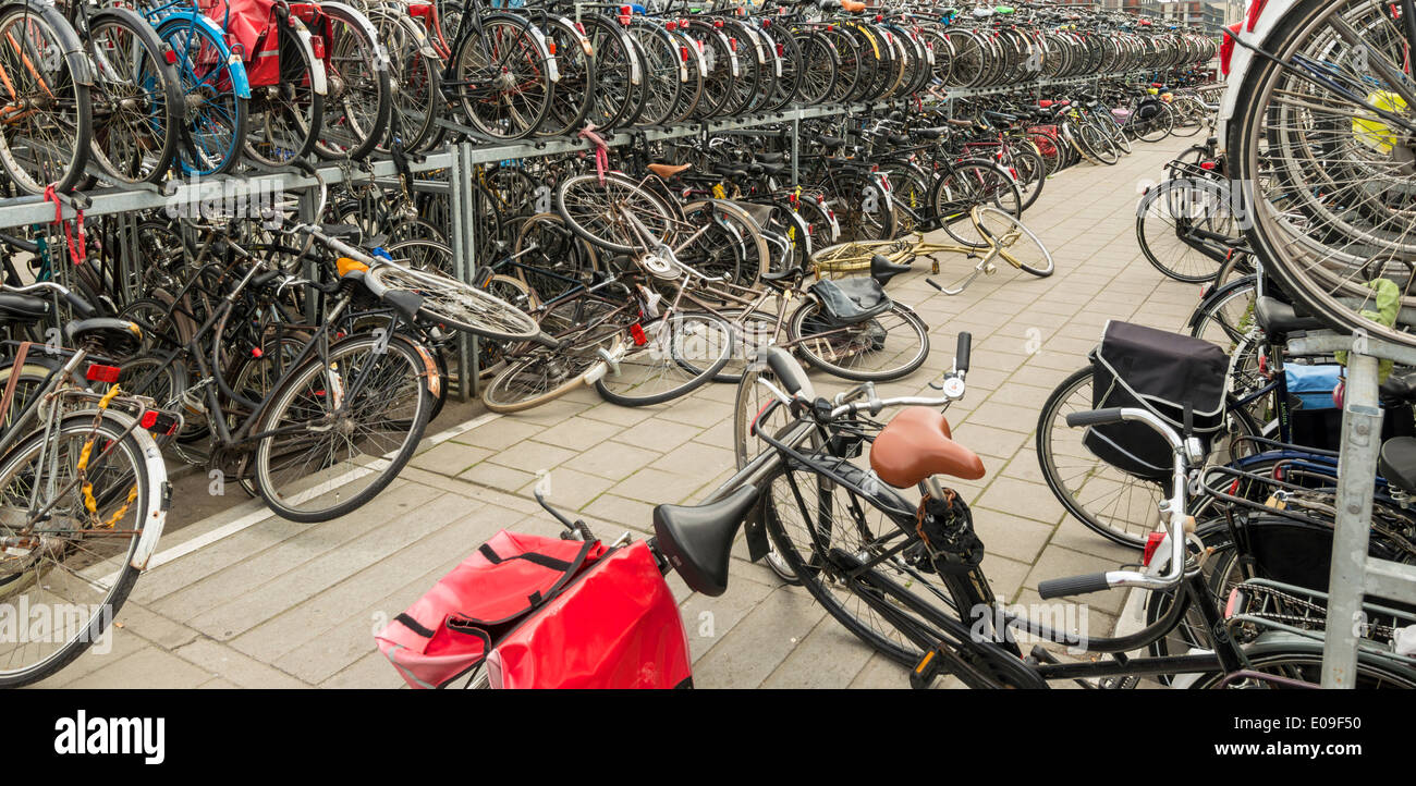 FAHRRÄDER AUF GESTELLEN GELAGERT ODER AUF DEM BODEN AM DELFT STATION HOLLAND GEWORFEN Stockfoto