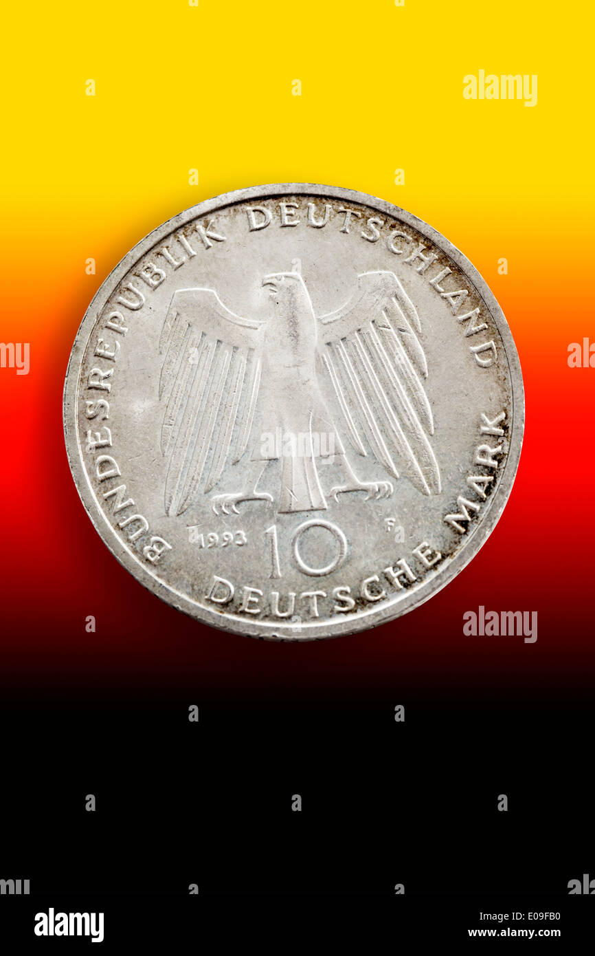 Alte deutsche Gedenkmünze vor Nationalfarben Stockfoto