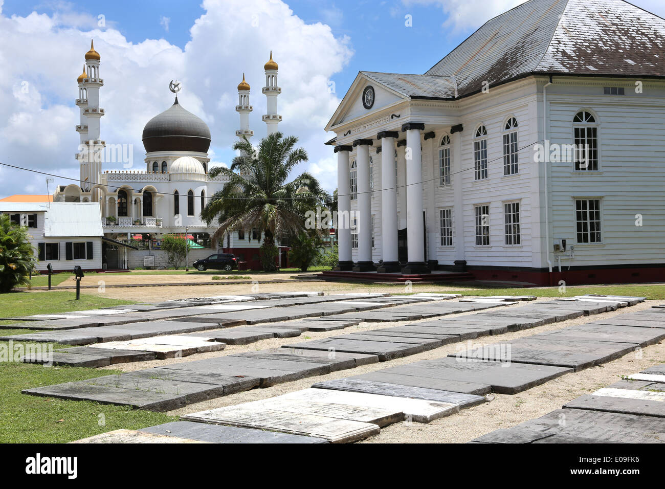 -Islamische Moschee (links) und jüdische Synagoge stehen nebeneinander in Paramaribo, der Hauptstadt von Suriname, Lateinamerika Stockfoto