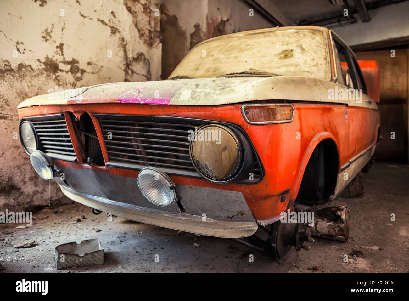 Unvollständige Oldtimer in der garage Stockfoto