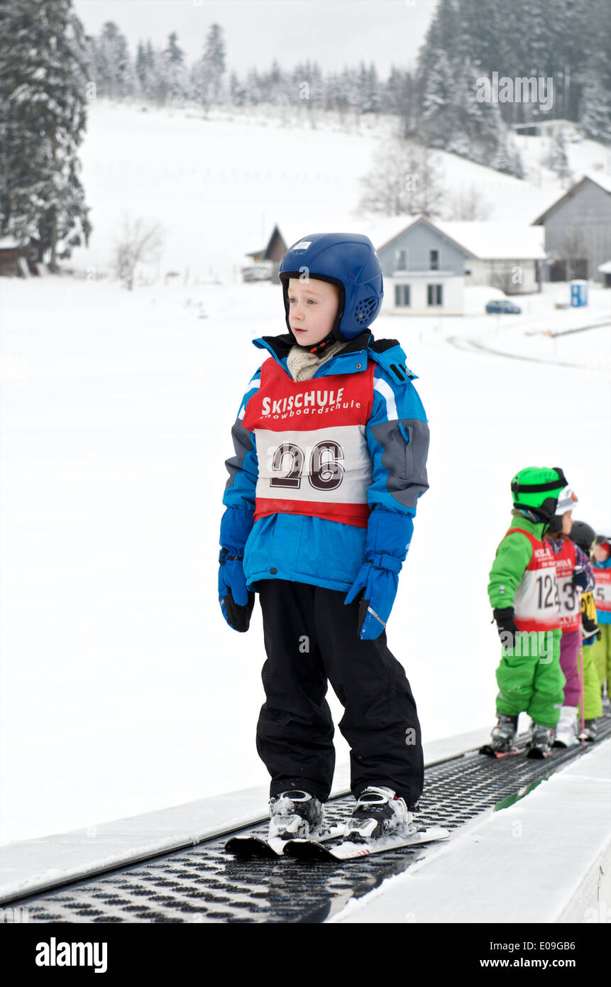 Deutschland, Eschach, Boy in der Skischule Stockfoto