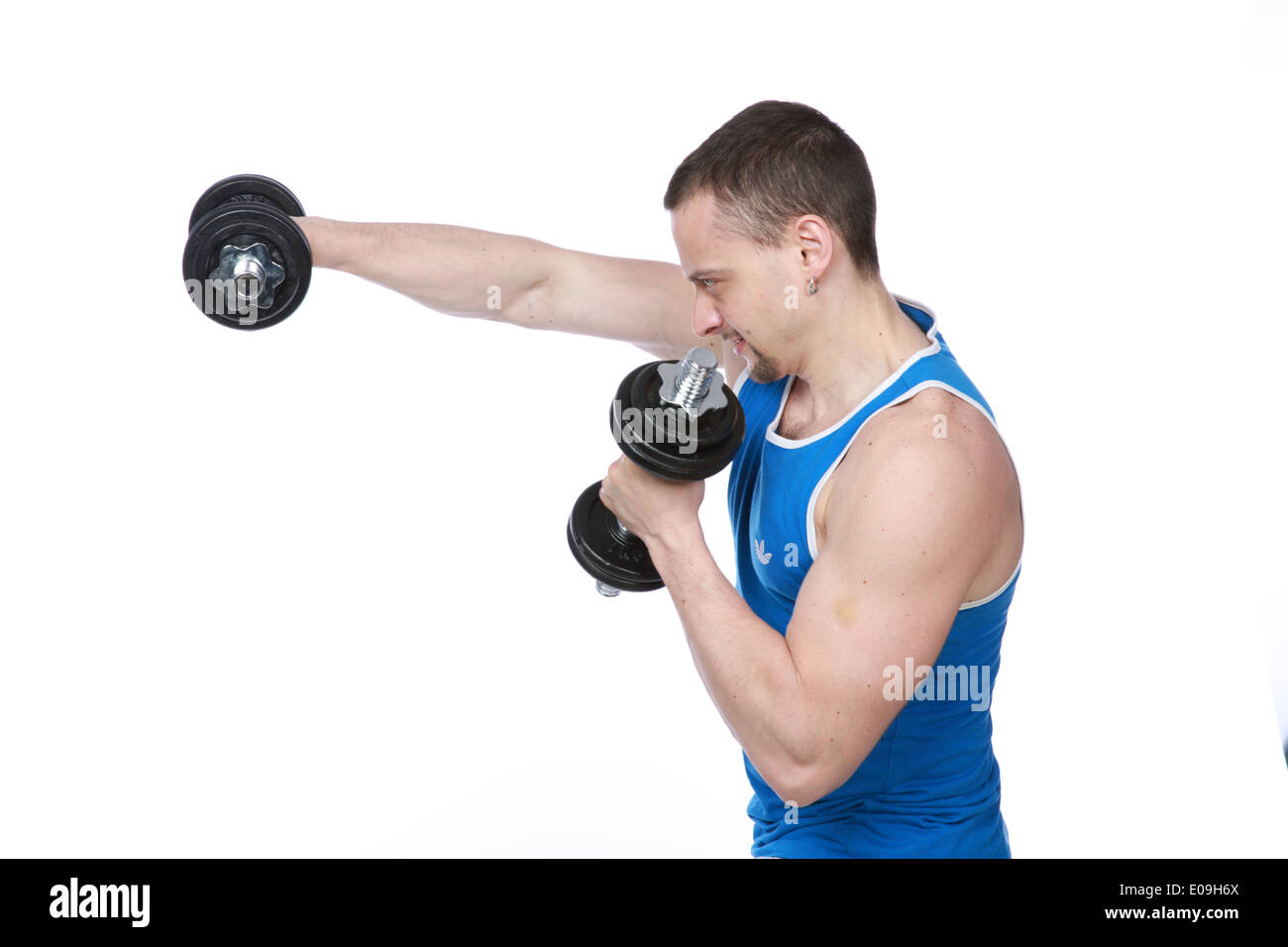 Seite Ansicht Porträt eines Sport Übungen mit Hanteln auf weißem Hintergrund Stockfoto