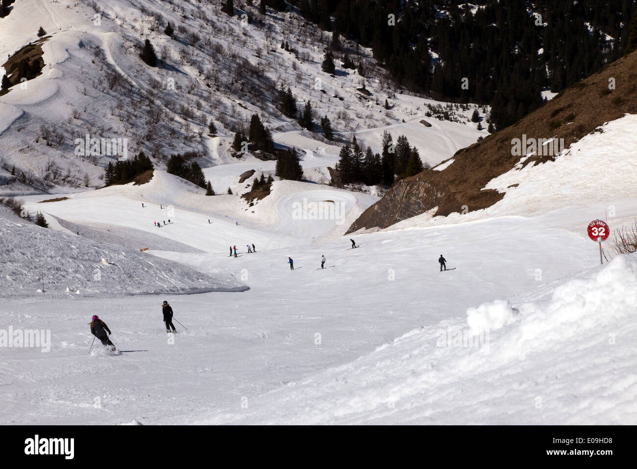 Weitwinkelaufnahme der Skifahrer absteigend Les Arbis rote Piste im Skigebiet von Morzine-Avoriaz, Frankreich. Stockfoto